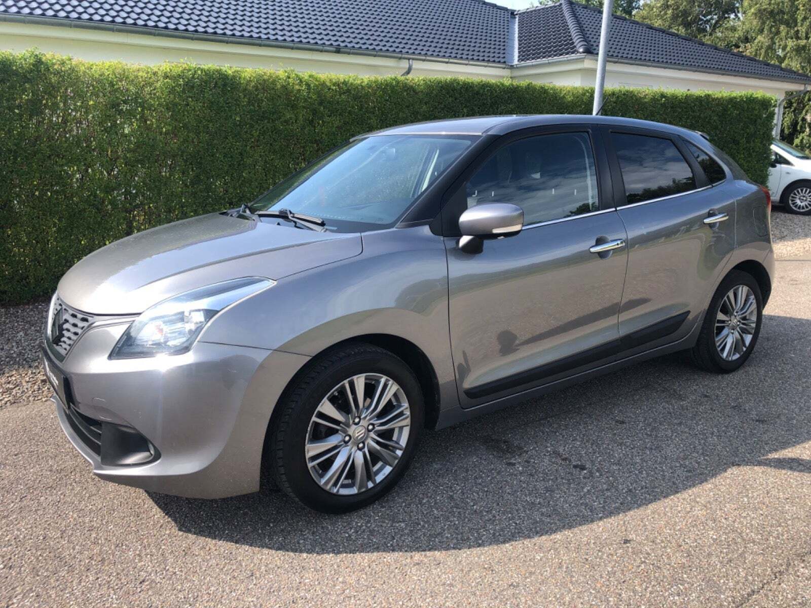 Grå Suzuki Baleno fra 2017