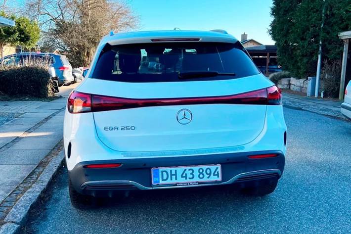 Hvid Mercedes EQA 250 fra 2021