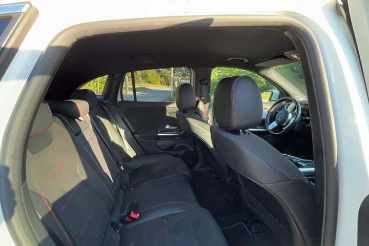 Hvid Mercedes EQA 250 fra 2021