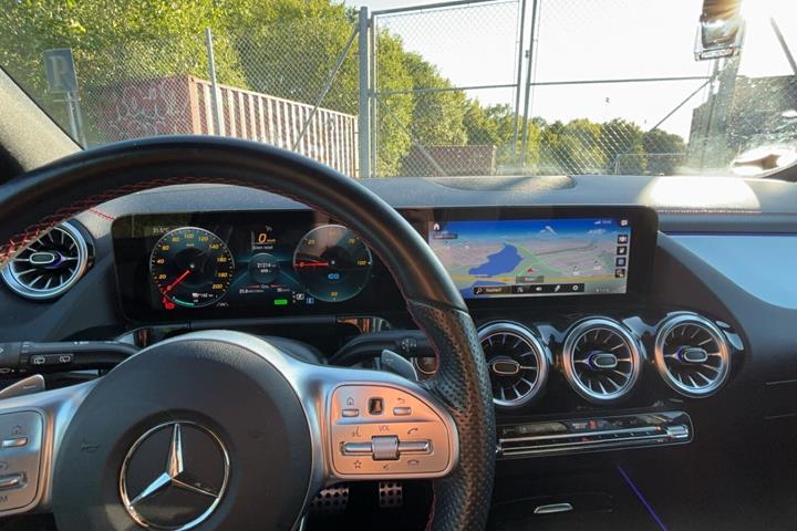 Hvid Mercedes EQA 250 fra 2021
