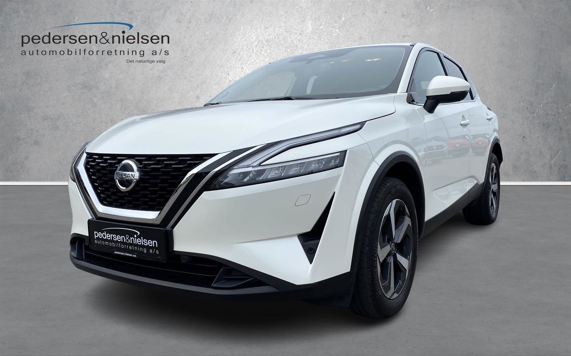 Hvid Nissan Qashqai fra 2021 set udefra