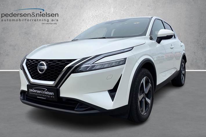 Hvid Nissan Qashqai fra 2021 set udefra