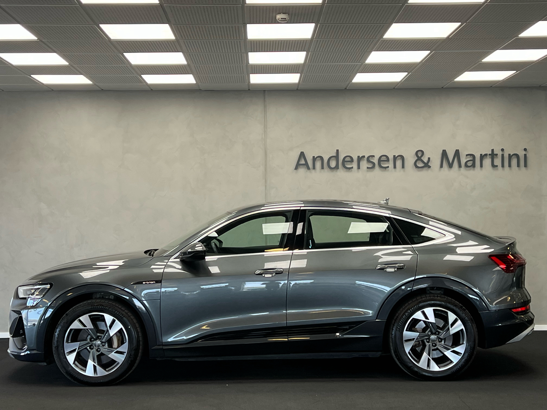 Grå Audi e-tron fra 2020