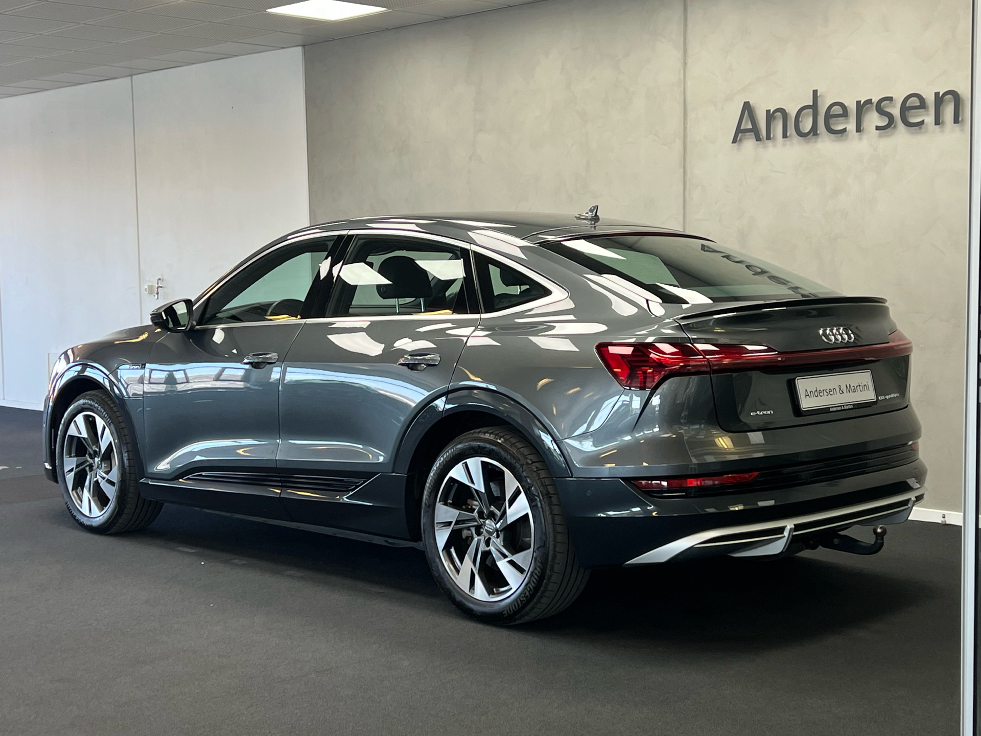 Grå Audi e-tron fra 2020 set udefra