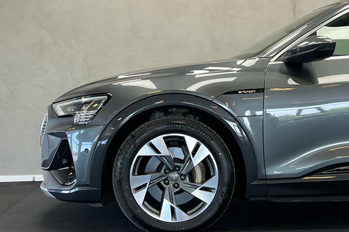 Grå Audi e-tron fra 2020