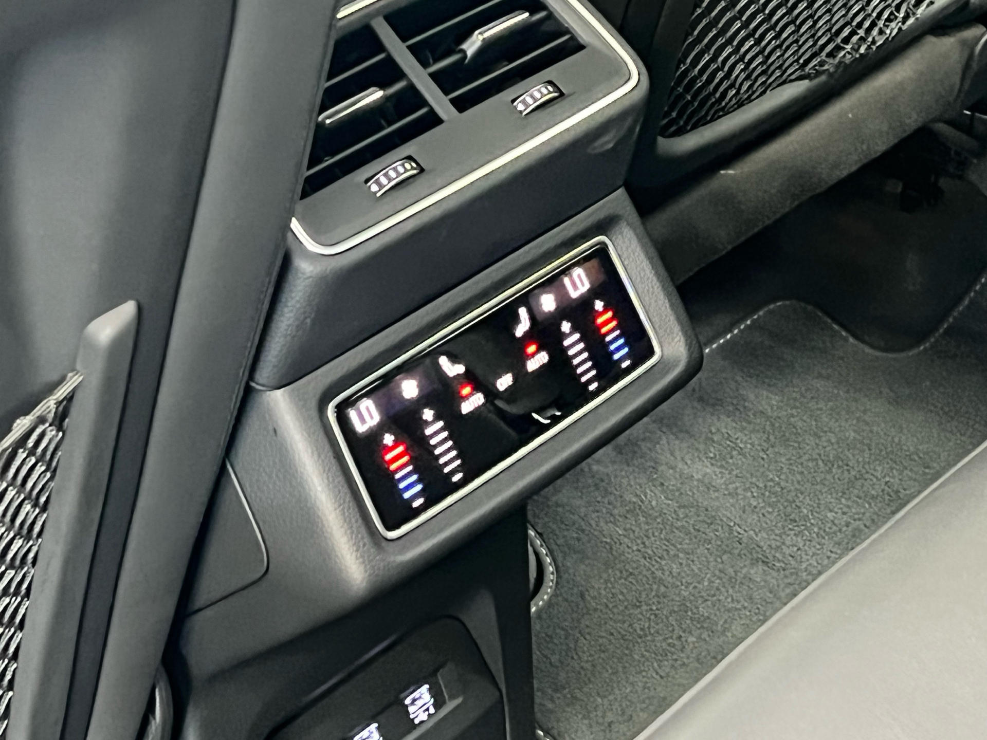 Grå Audi e-tron fra 2020