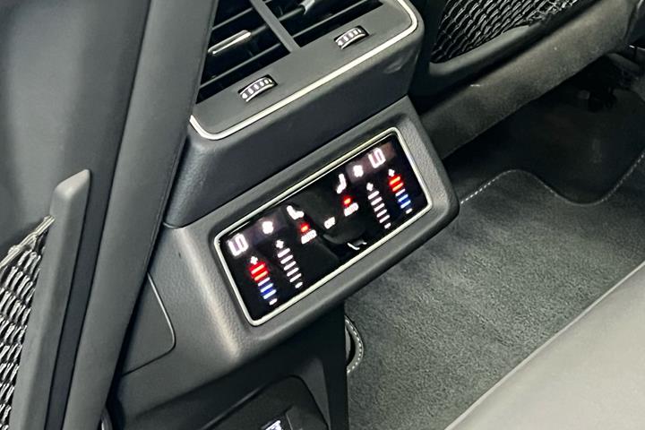 Grå Audi e-tron fra 2020