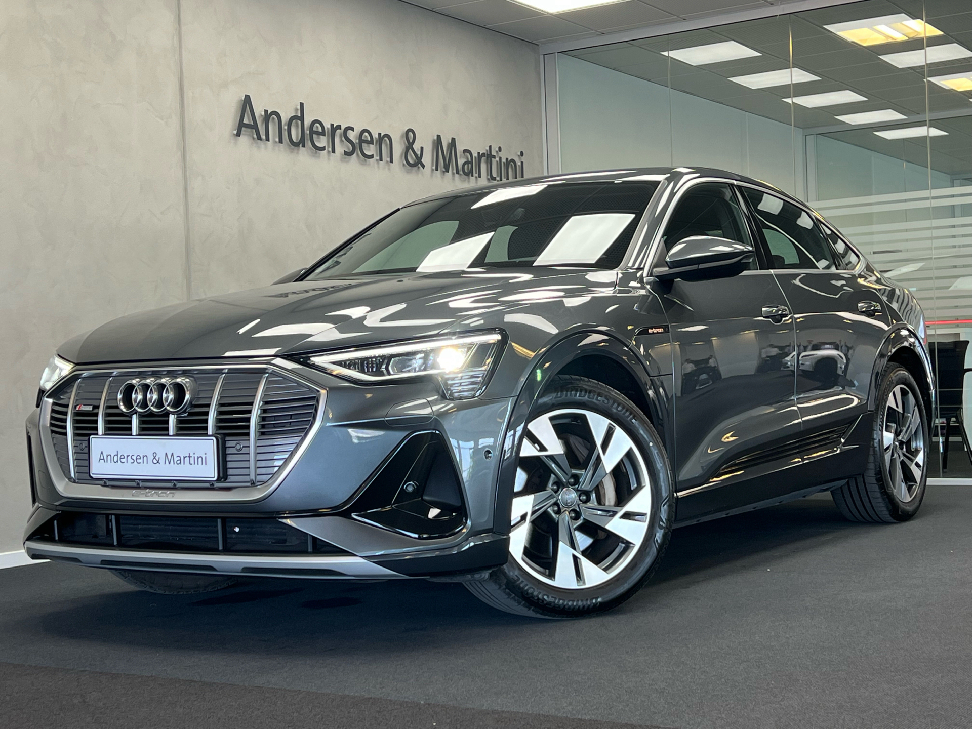Grå Audi e-tron fra 2020