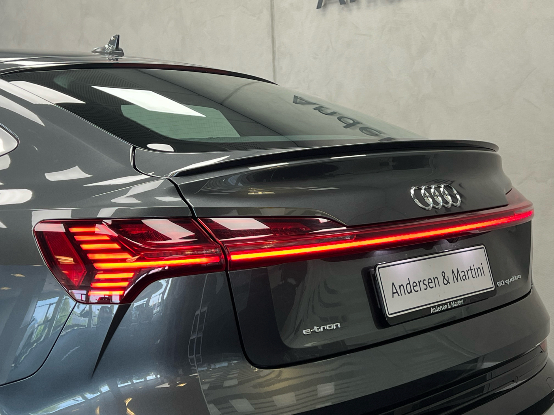 Grå Audi e-tron fra 2020