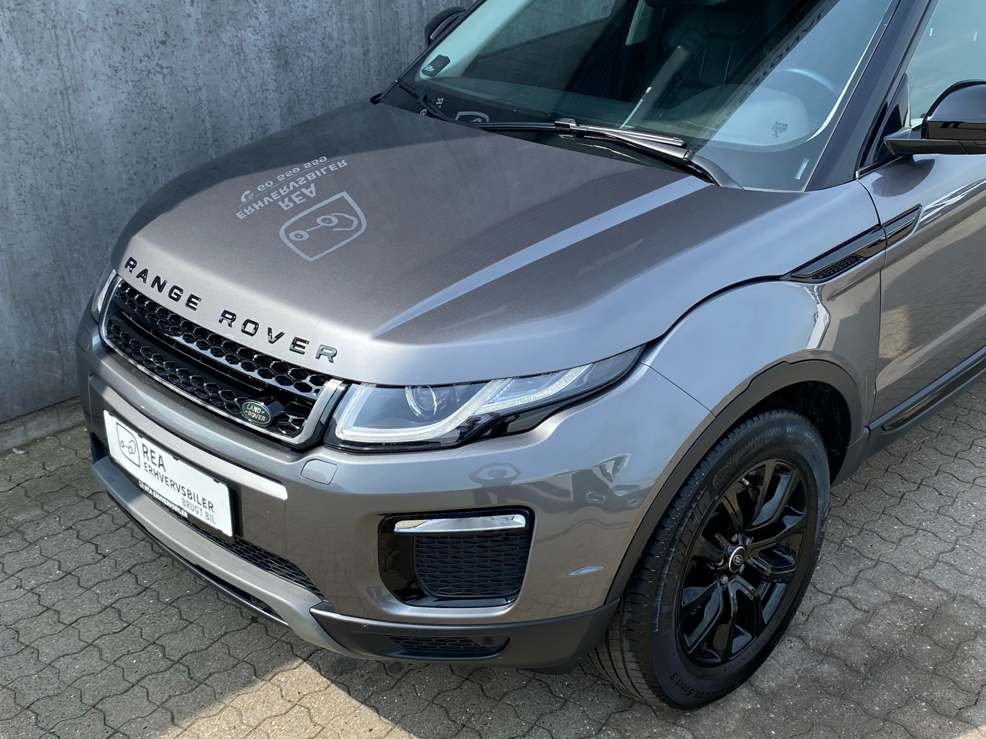 Sort Land Rover Range Rover evoque fra 2019 set udefra