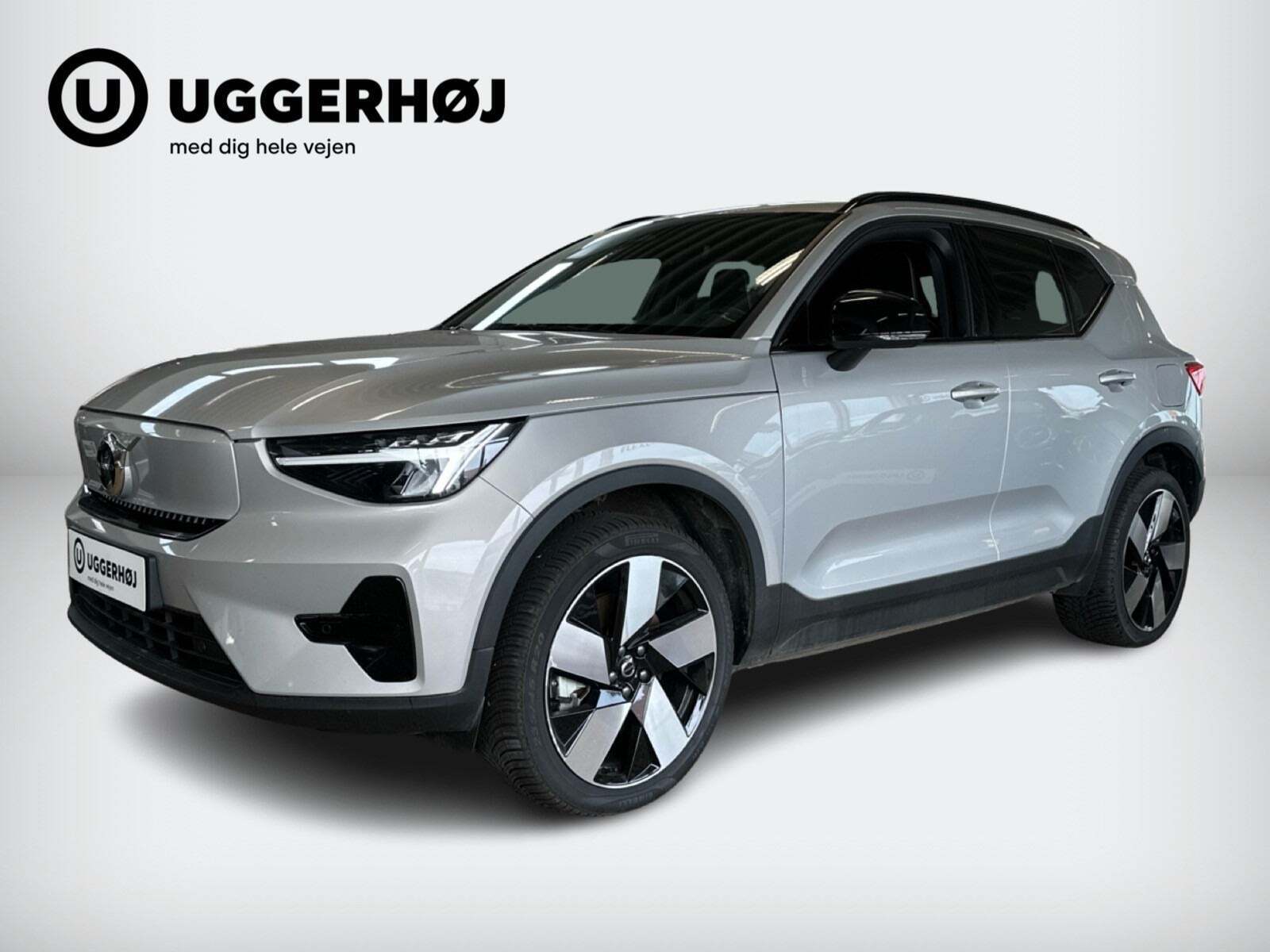 Sølv Volvo XC40 fra 2024 set udefra