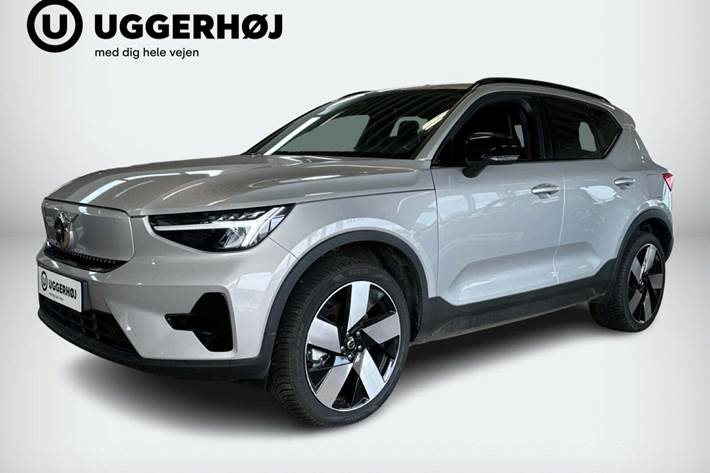 Sølv Volvo XC40 fra 2024 set udefra