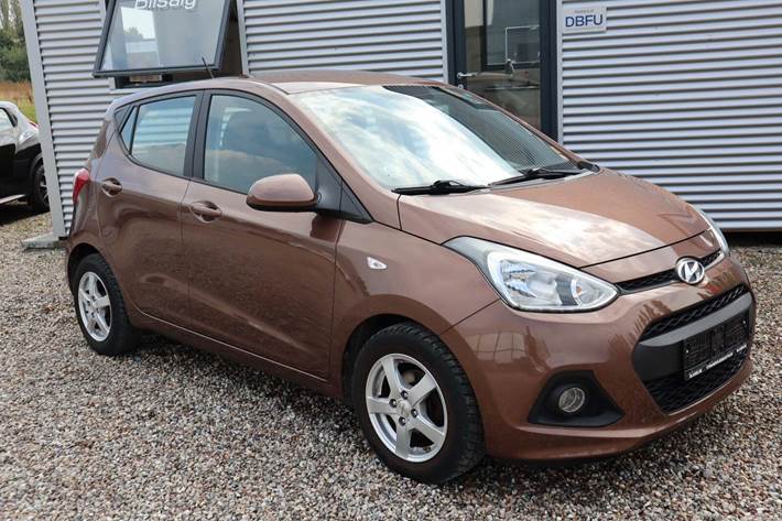 Brun Hyundai i10 fra 2016