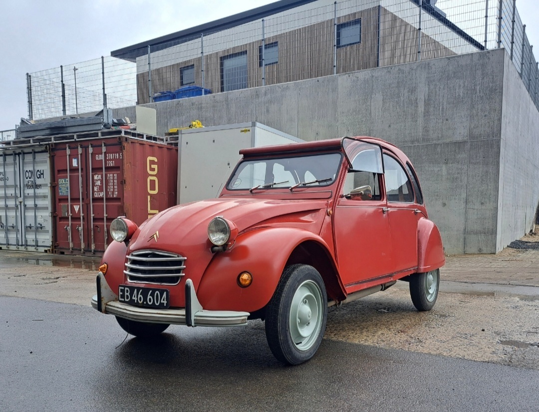 Rød Citroën 2CV fra 1974