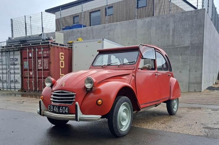 Rød Citroën 2CV fra 1974