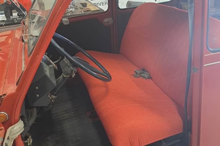 Rød Citroën 2CV fra 1974