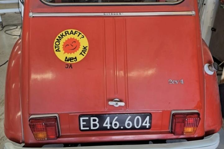 Rød Citroën 2CV fra 1974