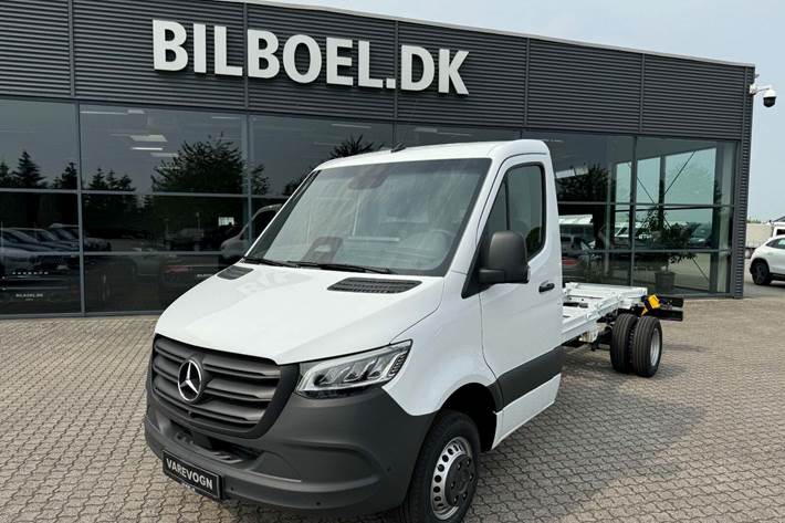 Hvid Mercedes Sprinter 517 fra 2024 set udefra