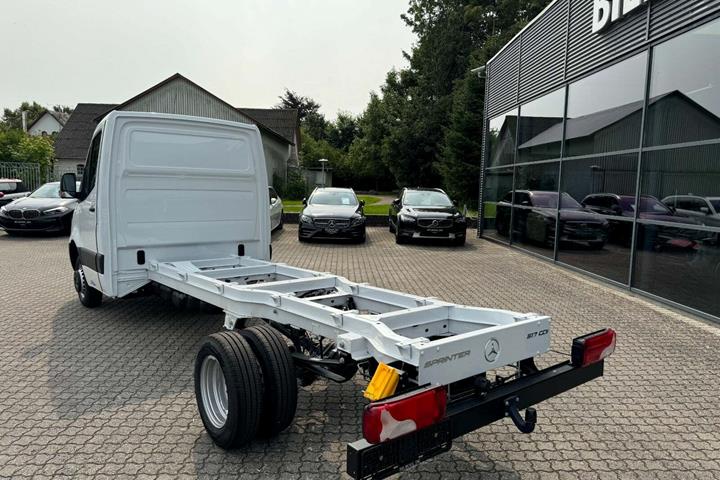 Hvid Mercedes Sprinter 517 fra 2024 set udefra