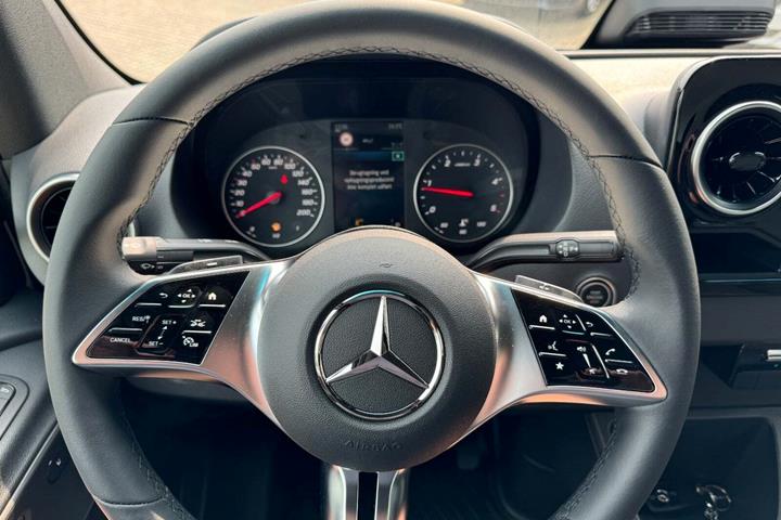 Hvid Mercedes Sprinter 517 fra 2024 set indefra