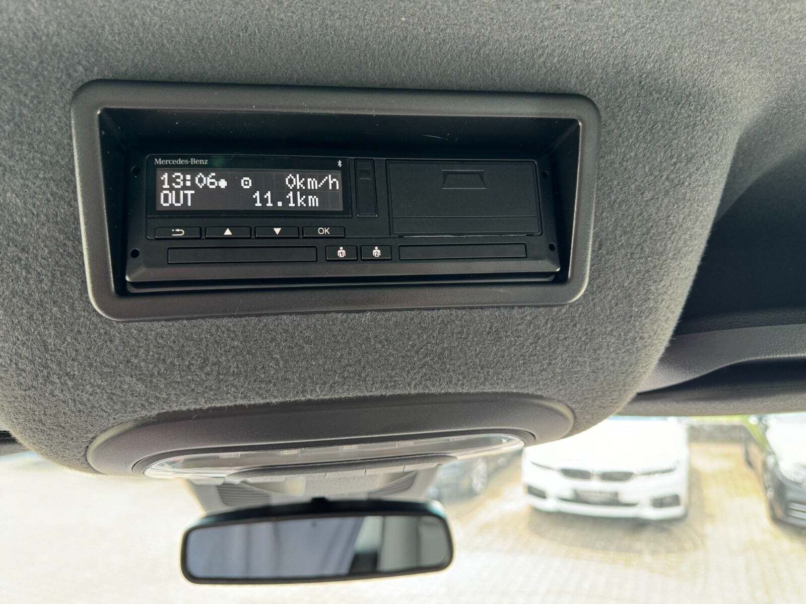 Hvid Mercedes Sprinter 517 fra 2024 set indefra