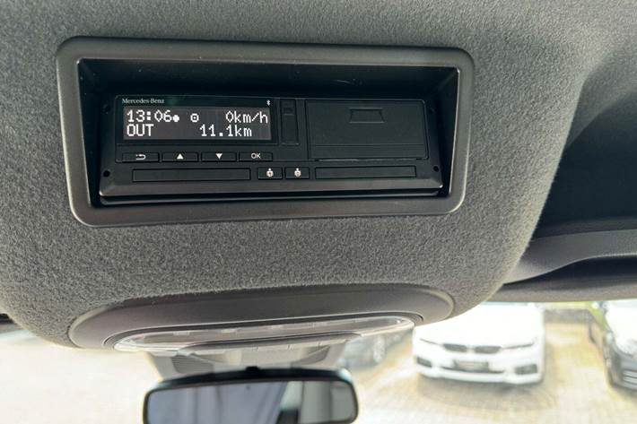 Hvid Mercedes Sprinter 517 fra 2024 set indefra