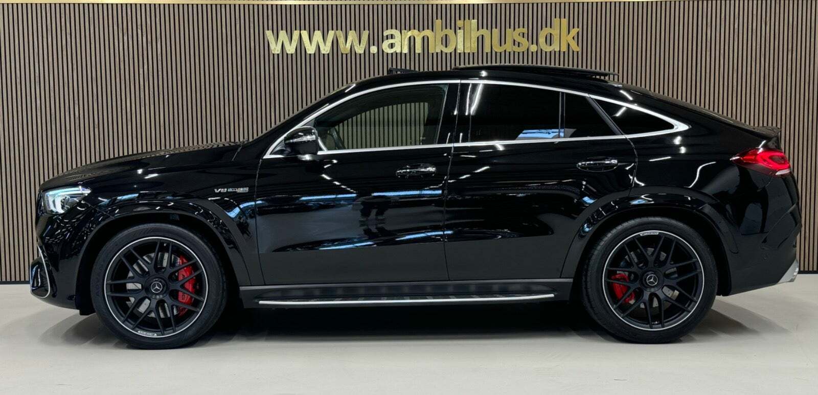 Sort Mercedes GLE63 fra 2021 set udefra