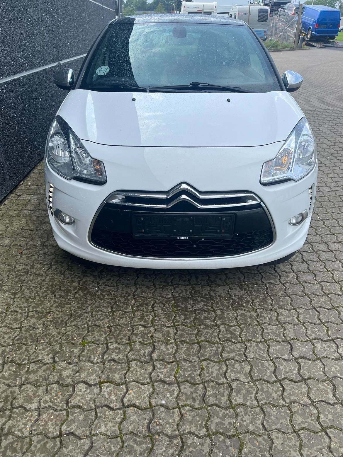 Hvid Citroën DS3 fra 2011 set udefra