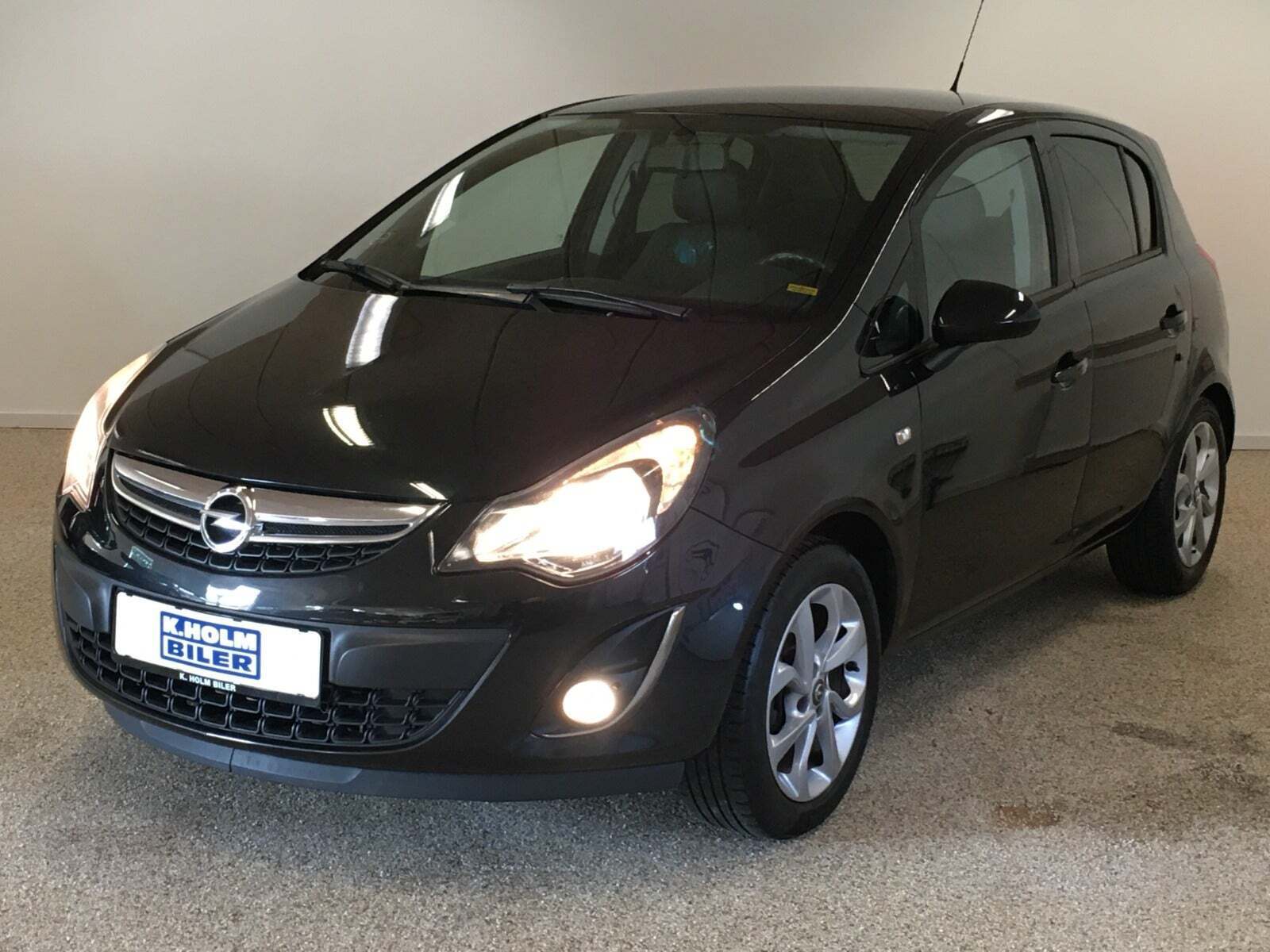 Sort Opel Corsa fra 2014 set udefra
