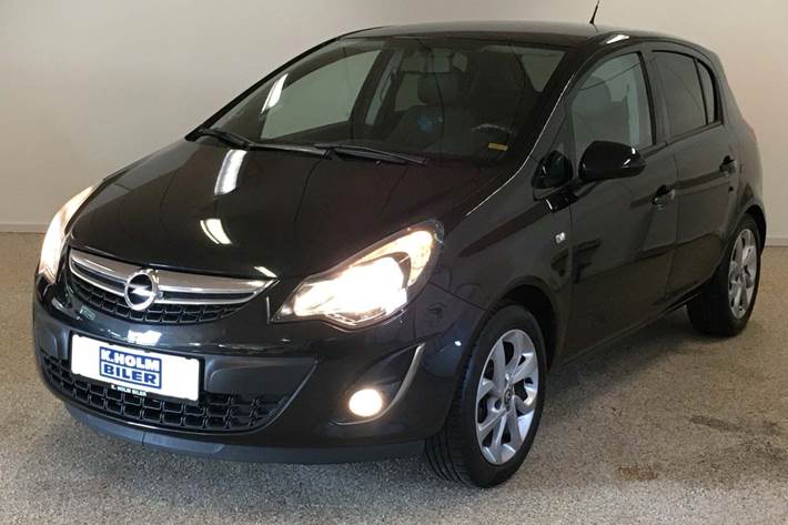 Sort Opel Corsa fra 2014 set udefra