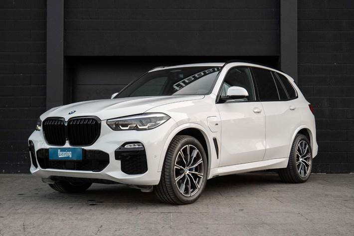 Hvid BMW X5 fra 2019 set udefra