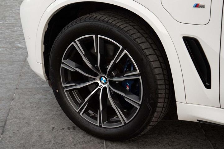Hvid BMW X5 fra 2019