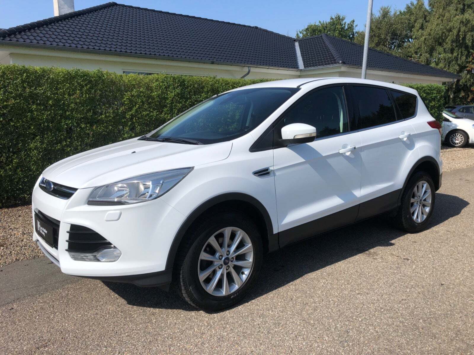 Hvid Ford Kuga fra 2016 set udefra