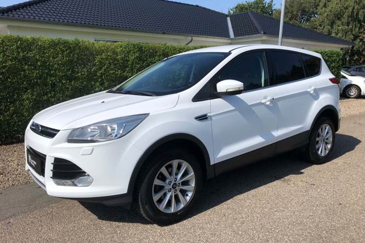 Hvid Ford Kuga fra 2016 set udefra