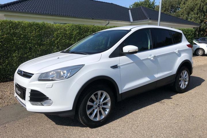Hvid Ford Kuga fra 2016 set udefra