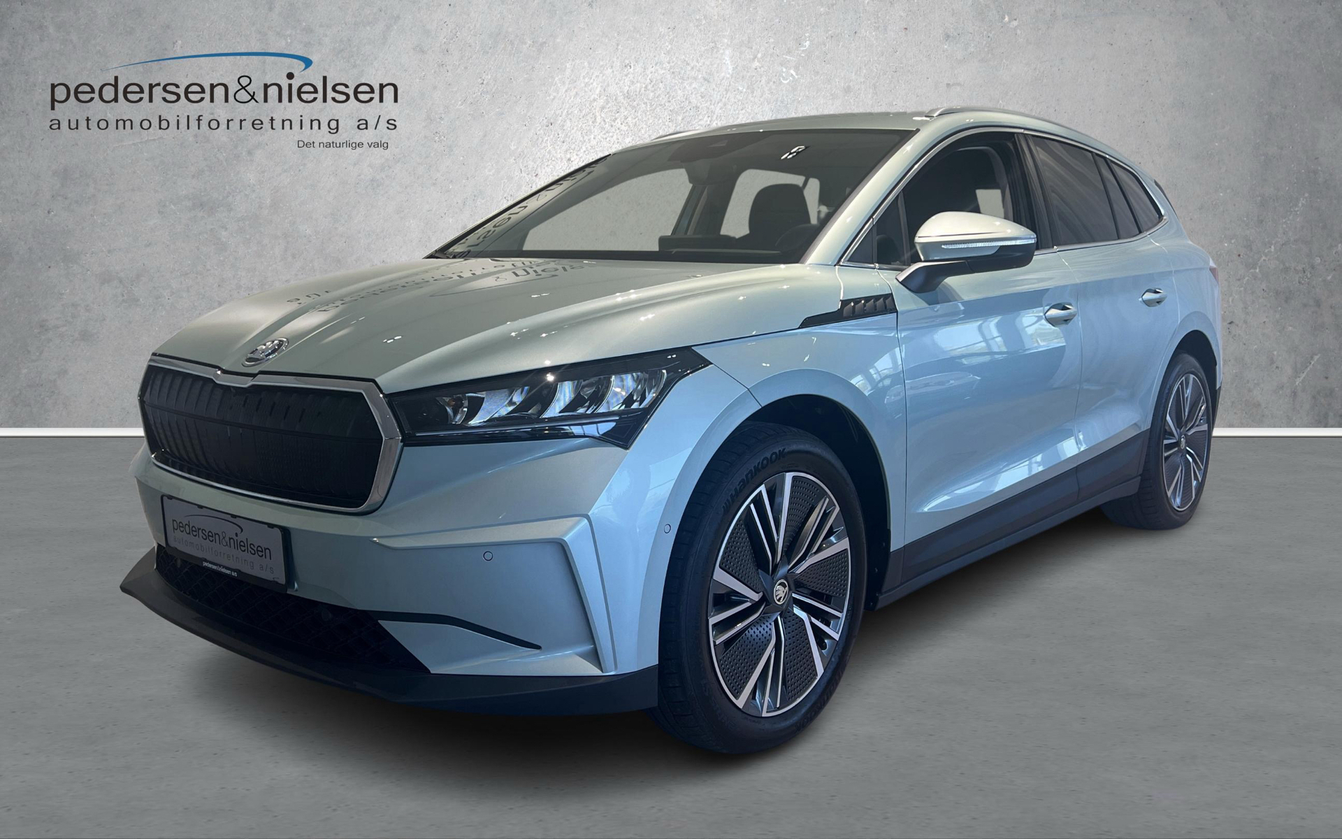 Grå Skoda Enyaq iV fra 2023 set udefra