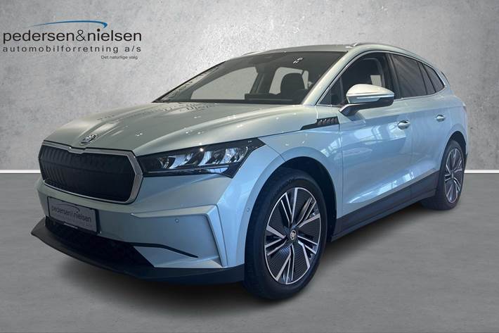 Grå Skoda Enyaq iV fra 2023 set udefra