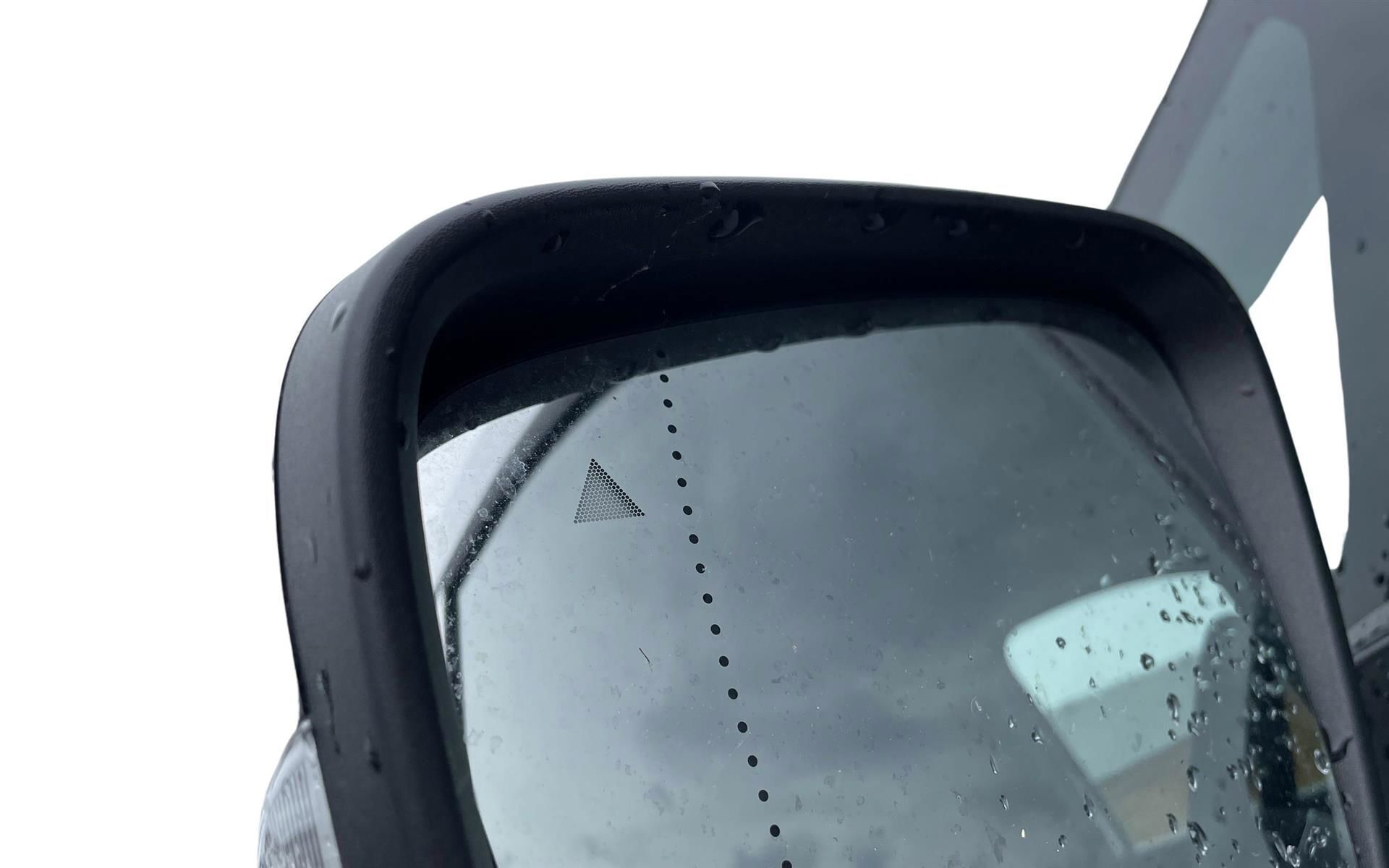 Hvid Nissan Townstar fra 2024 set udefra