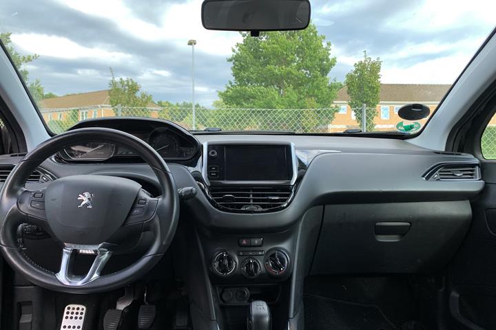 Sort Peugeot 208 fra 2017