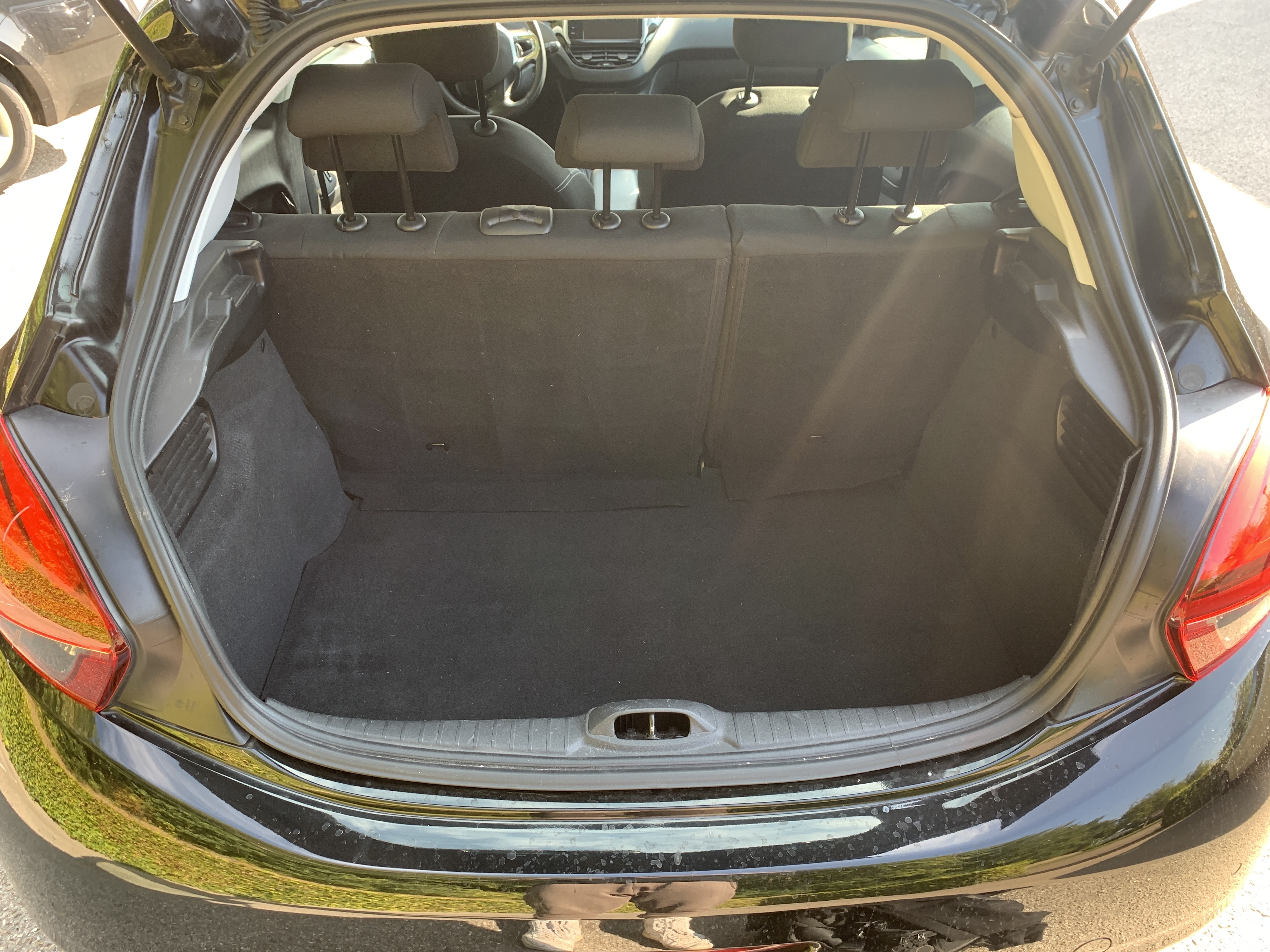 Sort Peugeot 208 fra 2017