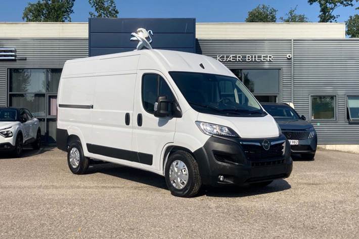 Hvid Opel Movano fra 2023