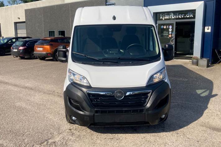 Hvid Opel Movano fra 2023