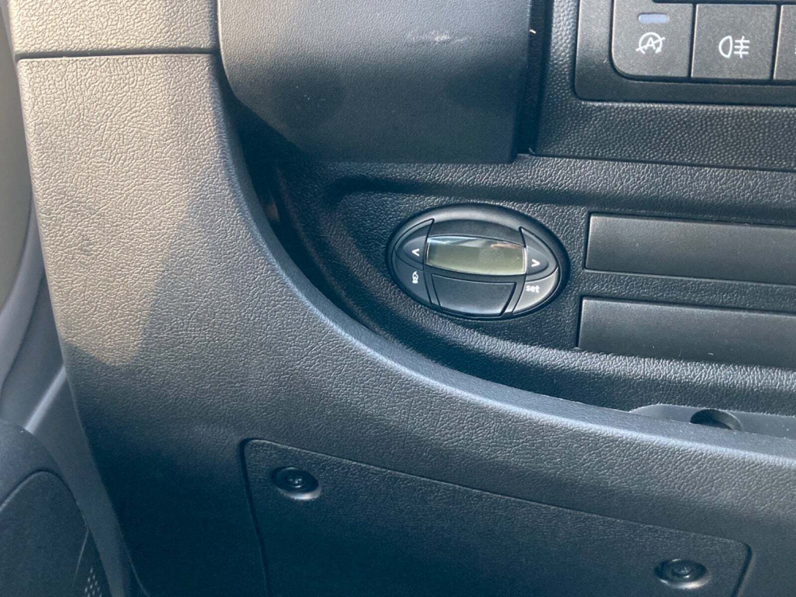 Hvid Opel Movano fra 2023