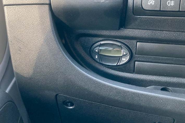 Hvid Opel Movano fra 2023