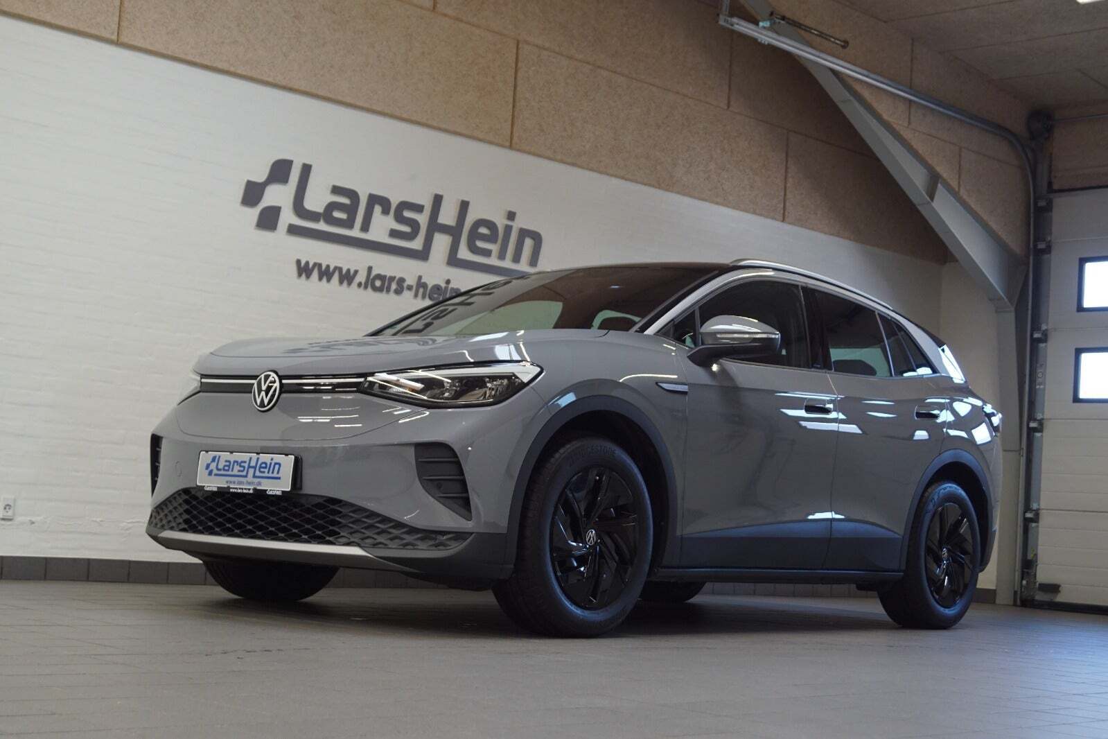 Grå VW ID.4 fra 2022 set udefra