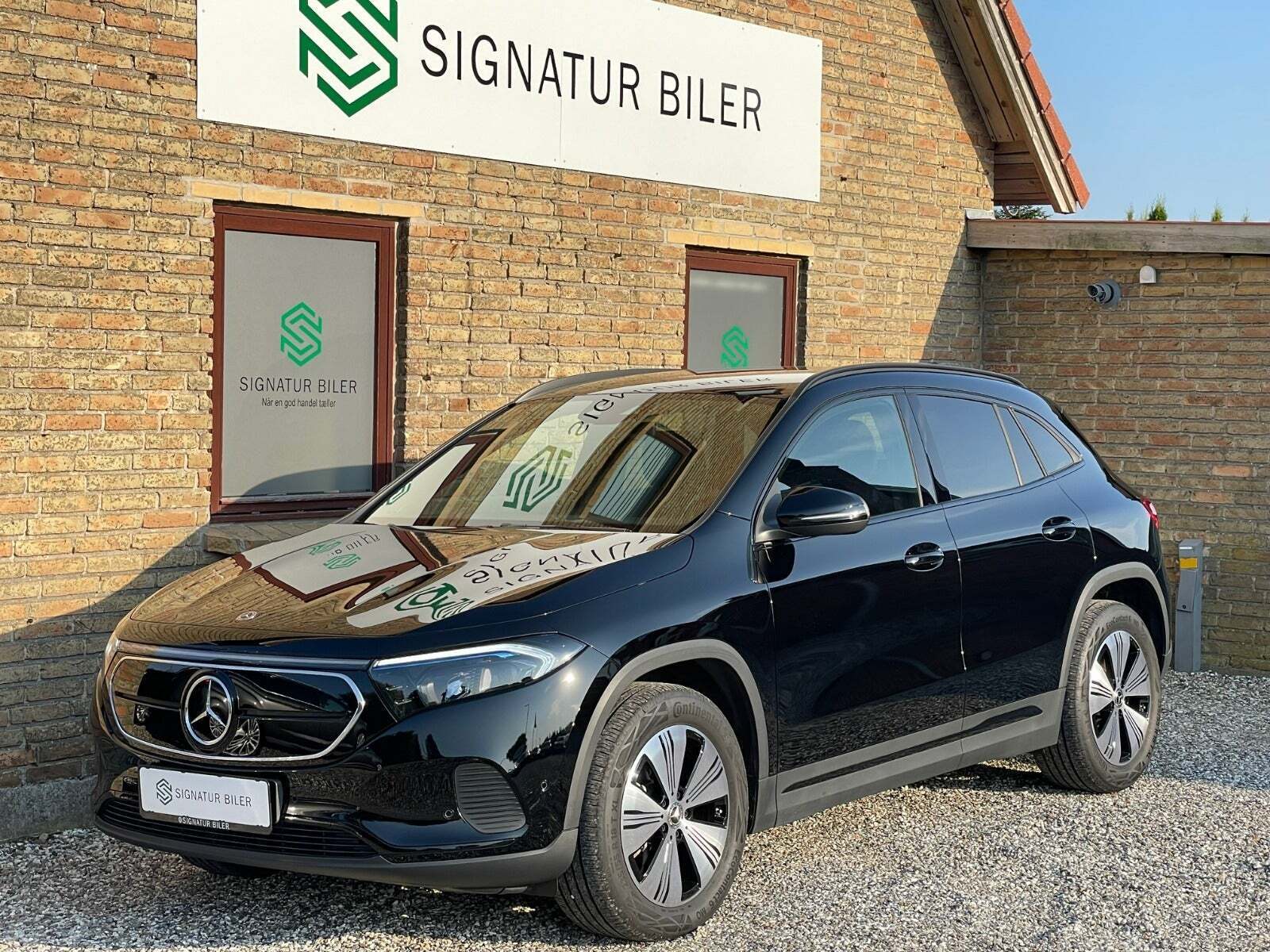 Sort Mercedes EQA350 fra 2023 set udefra