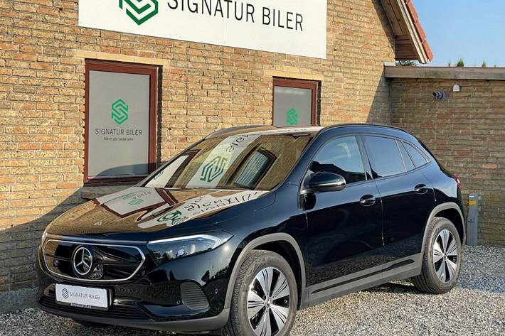 Sort Mercedes EQA350 fra 2023 set udefra