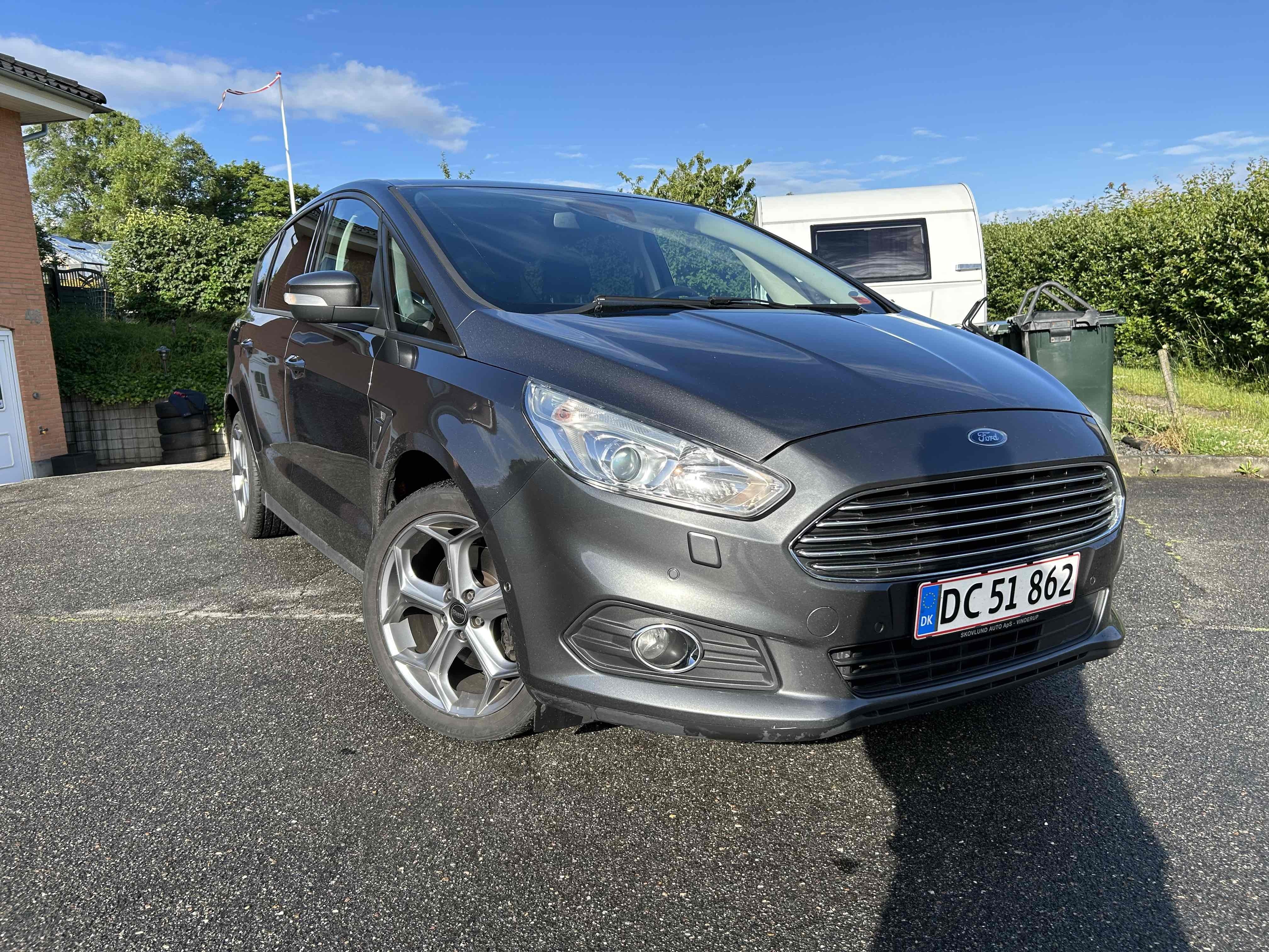 Grå Ford S-MAX fra 2016