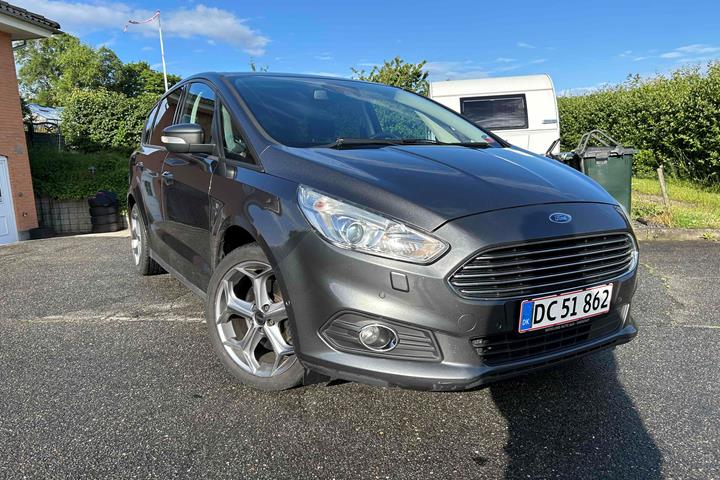 Grå Ford S-MAX fra 2016
