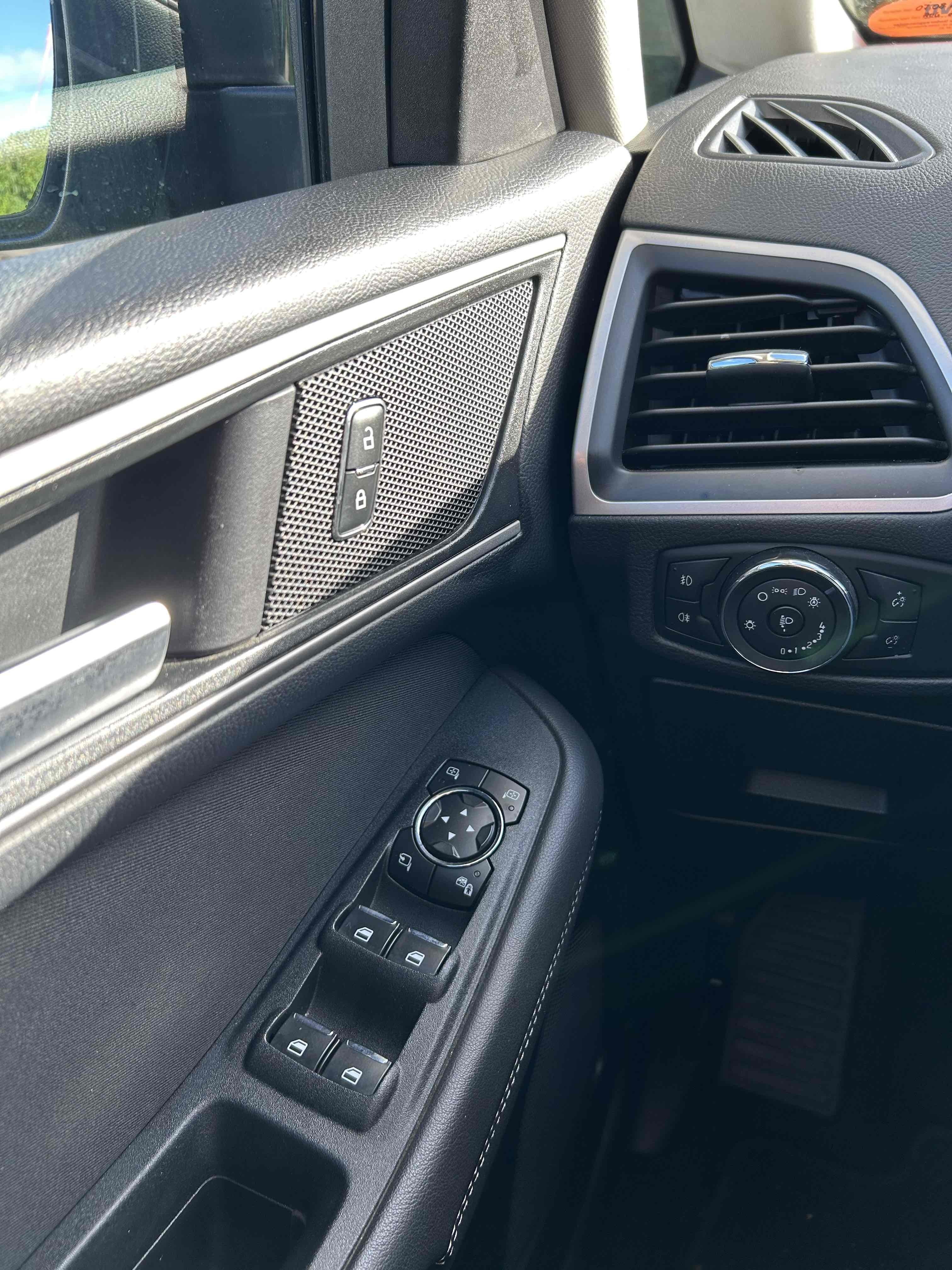 Grå Ford S-MAX fra 2016